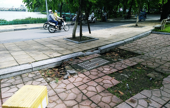 Tình trạng các khu vực gạch nền bị vỡ nát, hư hỏng có dấu hiệu tồn tại từ lâu nhưng chưa được khắc phục.