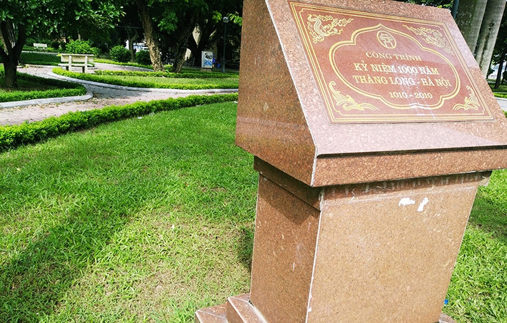 Trước đó, nhân dịp Đại lễ 1.000 năm Thăng Long – Hà Nội, UBND TP Hà Nội đã giải phóng mặt bằng, xây dựng, sửa chữa các công trình, lát mới toàn bộ sân chơi, đường đi dạo xung quanh vườn hoa Lý Tự Trọng để phục vụ người dân đến vui chơi, sinh hoạt tập thể dục thể thao.