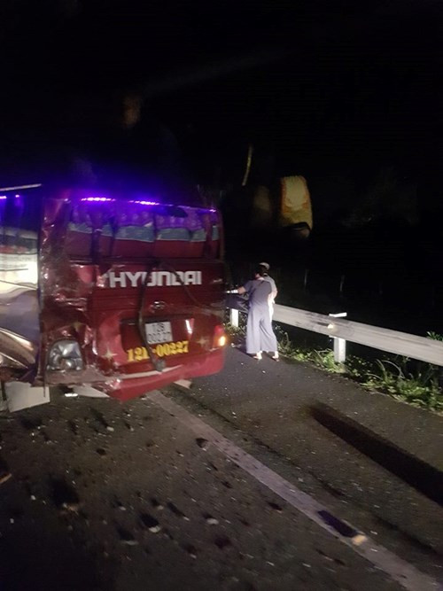 Lúc 00h40 ngày 2/9/2017 ngày 2/9, tại Km16+400 trên tuyến đường cao tốc Nội Bài – Lào Cai, qua địa phận địa phận xã Tam Hợp (huyện Bình Xuyên, tỉnh Vĩnh Phúc) xe khách 16 chỗ mang BKS: 36B-00219 đang chạy trên làn cao tốc bất ngờ va chạm vào phần đuôi của xe khách 29 chỗ mang BKS: 12B-00227.