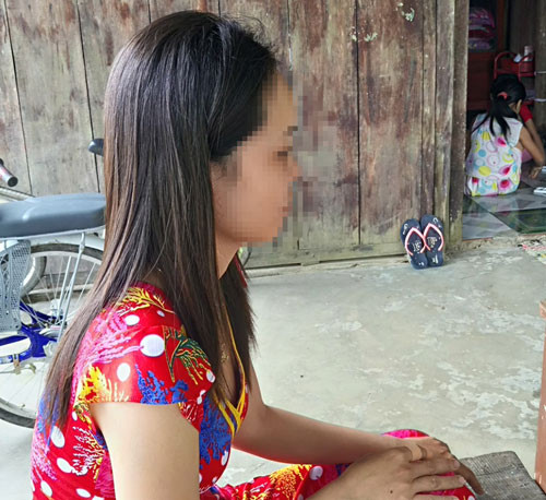 Theo điều tra, sau một thời gian chị Nguyễn Hồng T.M. (30 tuổi, ngụ xã Hỏa Lựu, TP Vị Thanh, tỉnh Hậu Giang) thường xuyên xảy ra mâu thuẫn với chồng là anh Lê Anh Tr., do M. nghi ngờ chồng mình ngoại tình với chị T. Đến trưa 11/10, thấy chị T. tại quán ăn ven đường trên đường Phan Văn Năm (phường Cái Vồn, thị xã Bình Minh) nên M. xông vào đánh. Ngay thời điểm này, ông Nguyễn Văn T. (cha ruột của M.) cùng con gái túm tóc chị T. để M. dùng dao lam rạch nhiều nhát vào mặt tình địch. Ngay khi sự việc xảy ra, người dân đã kịp thời can ngăn, đưa cô gái trẻ vào bệnh viện cấp cứu. Nạn nhân sau đó đã từ chối giám định thương tật nên cơ quan công an không khởi tố vụ án. M., sau đó có đưa 7 triệu đồng cho chồng để lo thuốc thang cho T. Ảnh: Dân Việt.