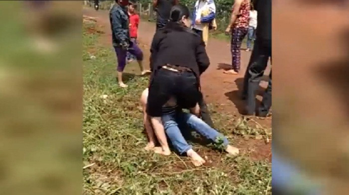 Sáng 13/8/2016, một tài khoản Facebook đăng tải clip dài hơn 6 phút ghi lại cảnh 5 người phụ nữ trung tuổi đánh ghen ở xã Trang (huyện Đắk Đoa, Gia Lai) khiến dư luận xô xao.
