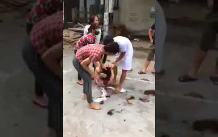 Cơ quan điều tra công an huyện Bình Xuyên đã cho mời 5 người liên quan đến vụ đánh ghen trên lên công an để lấy lời khai. Tuy nhiên sau sau đó mới mời được 3 người, còn chị Nguyễn Thị Nhung (người đánh ghen) và anh Nguyễn Văn Thái (trú thôn Quảng Thiện, xã Thiện Kế, Bình Xuyên) vẫn chưa đến.