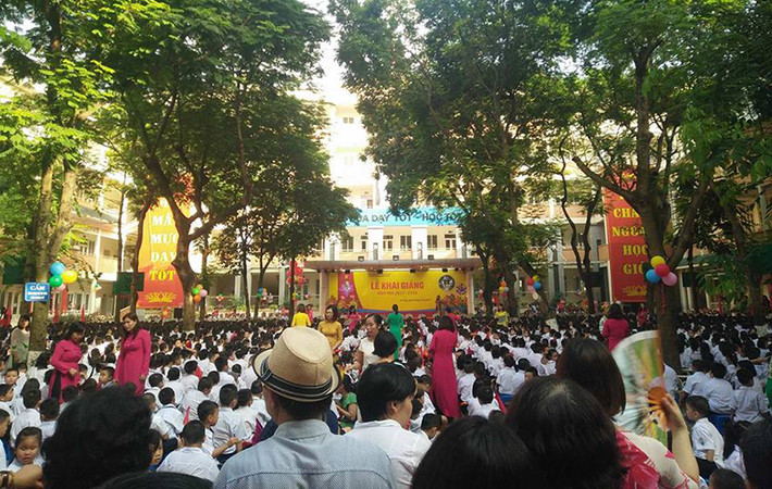 Sáng 5/9, hơn 22 triệu học sinh, sinh viên cả nước chính thức bước vào năm học 2017-2018. Ghi nhận của PV Kiến Thức tại trường Tiểu học Nghĩa Tân (quận Cầu Giấy, TP Hà Nội) các bậc phụ huynh đưa con em mình đến lễ khai giảng năm học mới từ rất sớm. Lễ khai giảng bắt đầu lúc 7h30.