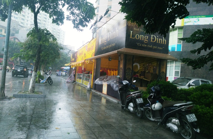 Tại khu vực quận Cầu Giấy, tình trạng các quầy bánh Trung thu lấn chiếm diện tích vỉa hè cũng khá phổ biến.