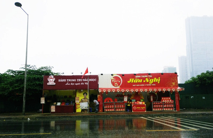 Quầy bánh Trung thu trên đường Đỗ Đức Dục chắn hết lối đi của người đi bộ trên vỉa hè.
