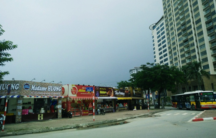 Các quầy bán bánh Trung thu tại nút giao đường Hàm Nghi - Lê Đức Thọ (Nam Từ Liêm, Hà Nội) được đóng ghép bằng các khung sắt rất chắc chắn.