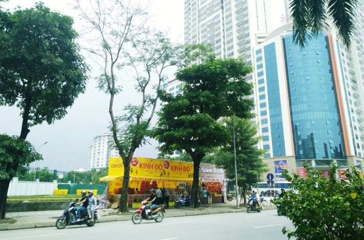 Tại nút giao đường Hàm Nghi - Lê Đức Thọ, nhiều quầy bán bánh Trung thu của các thương hiệu nổi tiếng cũng "nuốt" trọn khoảng diện tích rộng vỉa hè, gây cản trở người đi bộ.