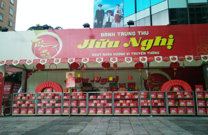 Trên đường Lê Văn Lương (Hà Nội) cũng la liệt các quầy bánh Trung thu lấn chiếm vỉa hè.