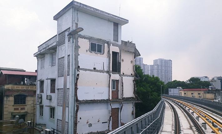 Nhà thầu đã cho đầu máy tuyến đường sắt trên cao chạy thử trên đoạn từ ga Cát Linh đến ga đường Láng (Hà Nội).