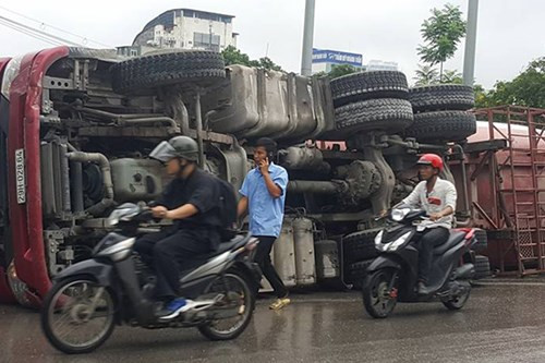 Đến 11h sáng 30/8, các lực lượng chức năng vẫn chưa đưa được khỏi chiếc xe bồn BKS 29H-028.64 bị lật tại ngã ba Hoàng Quốc Việt (Hà Nội) vào khoảng 5h sáng cùng ngày khi đang lưu thông theo hướng đường Phạm Văn Đồng đi cầu Thăng Long (Hà Nội).