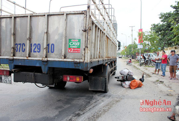 Cùng lúc đó, chiếc xe tải mang BKS 37C -129.10 lưu thông hướng cùng chiều, bất ngờ đánh lái rẽ phải vào đường Nguyễn Cảnh Hoan. Hậu quả chiếc xe máy bị kéo đi hàng chục mét khiến nạn nhân tử vong tại chỗ. Ảnh: Báo Nghệ An.