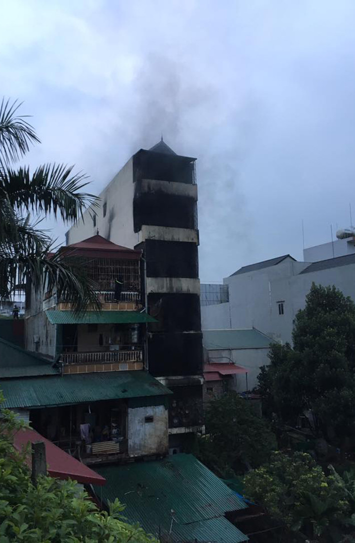 Sau khi cứu được 5 người tại khu vực tầng 3, lửa đã bịt kín toàn bộ ngôi nhà. Tổ công tác và người dân không thể tiếp cận khu vực tầng 4 được cho là có 2 cháu bé con chủ nhà đang ngủ. "Phòng tầng 4 có 2 bé gái đang ngủ, do khói lửa bịt kín nên chúng tôi không tiếp cận được, các nạn nhân đã không qua khỏi", lực lượng CS cho hay.