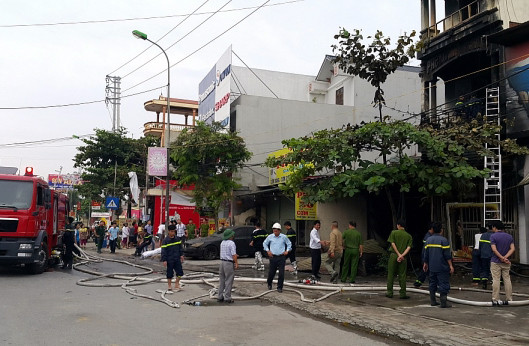 Dù đã khống chế được ngọn lửa, nhưng lực lượng chữa cháy tiếp tục phun nước vào phía bên trong để làm mát ngôi nhà.
