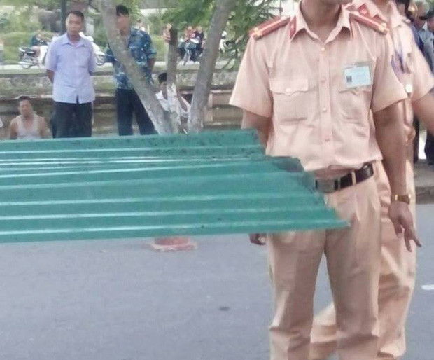 Hậu quả làm người đàn ông này bị thương nặng ở cổ rồi gục ngay tại chỗ. Do bị mất nhiều máu, sau ít phút nạn nhân đã tử vong không kịp đưa đi cấp cứu.