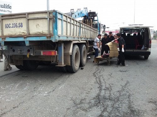 Khoảng 11h45 trưa ngày 22/9 tại vòng xoay ngã ba Vũng Tàu (phường Long Bình Tân, TP Biên Hoàn, tỉnh Đồng Nai) chiếc xe tải cẩu biển số 60C-236.58 chạy trên quốc lộ 1 hướng TP HCM đi Bình Thuận bất ngờ va chạm với xe máy biển số 60K1-9689 do một người đàn ông ngoài 50 tuổi điều khiển. Tai nạn giao thông làm người đàn ông bị cán tử vong tại chỗ, chiếc xe máy bị cán nát. Ảnh: Phapluatplus