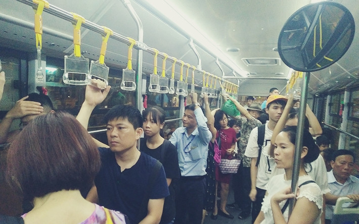 Lượng hành khách trên xe buýt không quá đông.