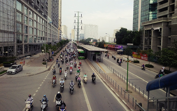 Trước đó, sáng 10/9, đoàn đại biểu HĐND TP Hà Nội, lãnh đạo Sở Giao thông đã đi thực tế một số tuyến xe buýt của thủ đô, trong đó có tuyến buýt nhanh BRT Kim Mã - Yên Nghĩa (Hà Nội). Theo Sở Giao thông, sau 8 tháng đi vào hoạt động, đến nay dịch vụ tuyến buýt nhanh BRT đầu tiên của Hà Nội đạt được lượng hành khách thường xuyên từ 110-120 khách/lượt xe. Bến Kim Mã là điểm đông khách nhất trên 2.000 lượt khách/ngày, đặc biệt vào giờ cao điểm, nhiều xe quá tải.
