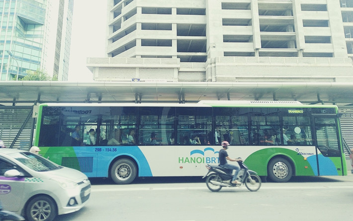 Theo ghi nhận của PV Kiến Thức ngày 13/9, khung giờ cao điểm buổi sáng (7-9h) số lượng người sử dụng phương tiện buýt nhanh BRT không cao. Đặc biệt chỉ có lượt hành trình từ bến xe Yên Nghĩa đi Kim Mã trên các lượt xe mới chỉ dừng ở lại ở mức gần đông. Ngược lại, hành trình từ Kim Mã đi Yên Nghĩa thì lác đác vài hành khách ở mỗi lượt.