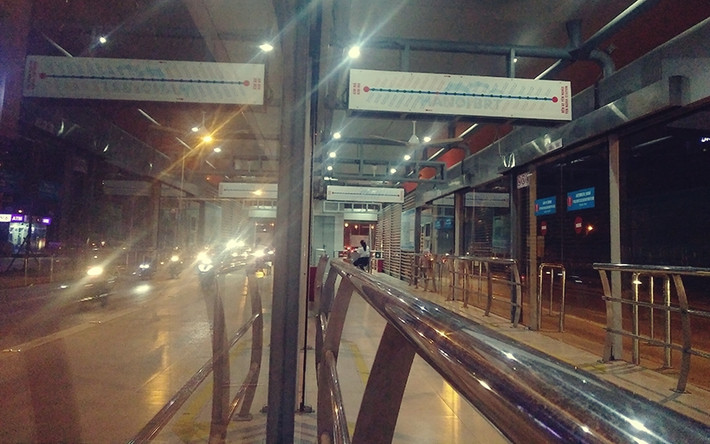 Trước đó, ghi nhận của PV Kiến Thức vào khung giờ cao điểm chiều 12/9 (16-19h), các nhà chờ xe buýt nhanh BRT đều vắng tanh khách.