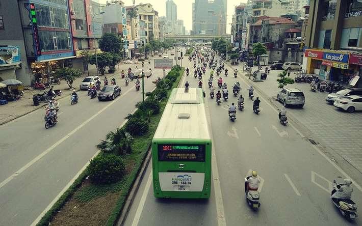 Tuy nhiên, sau báo cáo của lãnh đạo Sở GTVT Hà Nội dư luận đã “bùng nổ” nhiều tranh cãi, các ý kiến cho rằng xe buýt nhanh BRT không đến mức quá tải trong giờ cao điểm.