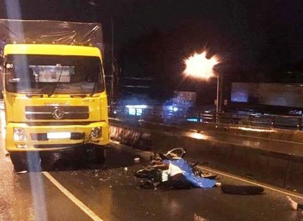 Khoảng 0h30 sáng 19/9, anh Nông Văn Tuấn (26 tuổi) điều khiển xe máy mang BKS:60X3-2916 chở theo Nông Văn Hiếu (21 tuổi, cùng quê tỉnh Đắk Lắk) lưu thông ngược chiều trên cầu vượt Amata (TP. Biên Hòa) hướng từ ngã ba Điểu Xiển về hầm chui Tam Hiệp. Đi đến giữa cầu xe máy đâm trực tiếp với xe tải BKS: 60C-359.50. Hậu quả, vụ tai nạn khiến hai nạn nhân trên xe máy tử vong tại chỗ. Ảnh: Báo Giao Thông.