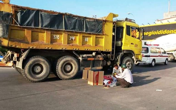 Khoảng 16h30 ngày 20/9, tại vòng xuyến giao cắt QL46, phường Cửa Nam (TP.Vinh), chiếc xe HOWO mang BKS: BKS: 37C – 226.65 bất ngờ đâm vào phía sau đuôi chiếc xe máy BKS : 29S3 – 8882 do chị Nguyễn Thị T. (SN 1986, trú xã Hưng Long, huyện Hưng Nguyên) chở theo người con trai 3 tuổi. Tai nạn khiến cháu bé tử vong tại chỗ, chị T. được người dân đưa đi cấp cứu nhưng cũng tử vong sau đó. Ảnh: Infonet.