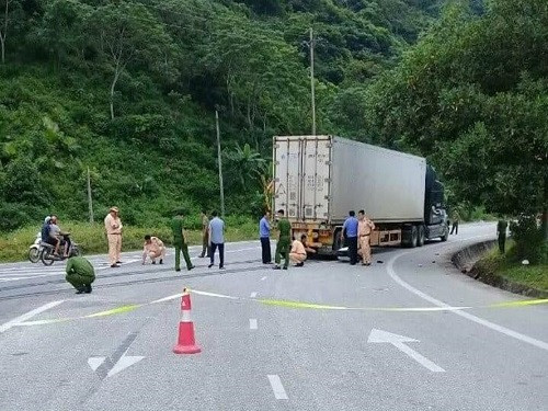 Khoảng 7h sáng 21/9, tại Km 4, đường Hà Giang - Thanh Thủy, chiếc xe đầu kéo mang hai BKS 86C.05465 và 86R.00409, do anh Nguyễn Văn Dư (SN 1976, trú tại xã Hàm Hiệp, huyện Hàm Thuận Bắc, tỉnh Bình Thuận) điều khiển xảy ra va chạm với xe môtô mang BKS 23KB - 0269 do ông Nguyễn Duy Vật (SN 1948, trú tại thôn Nà Miều, xã Phương Tiến, huyện Vị Xuyên, tỉnh Hà Giang) điều khiển; trên xe chở theo bà Nguyễn Thị Dung (vợ của ông Vật), đi theo hướng xã Phương Tiến - Hà Giang. Hậu quả, bà Dung bị chết trên đường đi cấp cứu tại bệnh viện Đa khoa tỉnh, ông Vật bị thương nặng. Ảnh: Báo Lao Động.