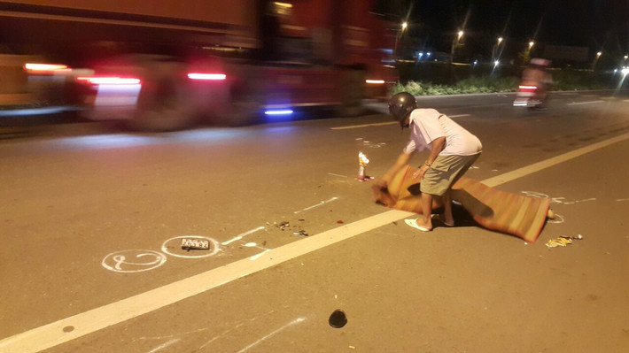 Một trong những vụ tai nạn giao thông kinh hoàng trong tuần qua là sáng 18/9, Công an huyện Thủ Thừa (Long An) cho biết, khoảng 21h ngày 17/9, tài xế xe bồn mang BKS 35C-039.58 lưu thông trên QL1 theo hướng TP. Tân An đi huyện Bến Lức. Đến khu vực Cầu Ván, đoạn Km 1941+200m QL1 thuộc địa bàn ấp 7 (xã Nhị Thành, huyện Thủ Thừa, Long An), va chạm vào xe máy mang BKS 62B1-261.84 lưu thông cùng chiều phía trước. Tai nạn khiến xe máy văng xa gần 10m, bay xuống lề, nạn nhân là nam khoảng 30 tuổi ngã ra giữa đường bị xe bồn cán qua tử vong tại chỗ. Ảnh: Báo Giao Thông.