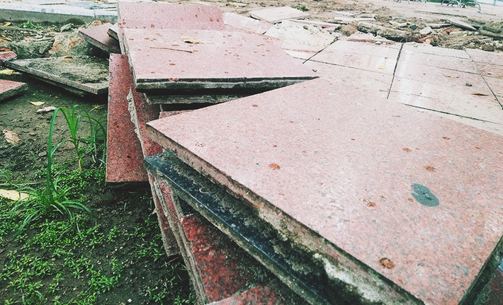 Nhiều người Hà Nội vẫn hàng ngày hay đến công viên Lê Nin vui chơi, tập thể dục thể thao cho rằng, việc nâng cấp, cải tạo, sửa chữa và bới tung những viên gạch lát vỉa hè ở đây chưa cần thiết. "Trông những viên gạch còn rất mới mà người ta đã phá đi, sửa mới thật lãng phí tiền", ông K. (55 tuổi) một người dân, chia sẻ.