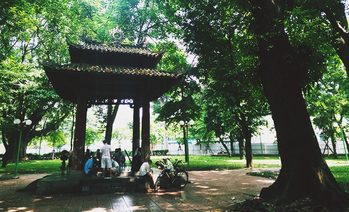 Do nằm ở nội đô, nơi tập trung nhiều khu dân cư, nên không chỉ ban ngày mà cả ban đêm công viên Lê Nin vẫn đón nhiều lượt người dân đến vui chơi thể thao và dạo phố.