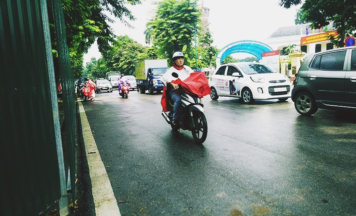 Tuy nhiên, những ngày này, người dân Thủ đô khi tham gia giao thông qua công viên Lê Nin đều ngỡ ngàng trông thấy dãy hàng rào bằng tôn dựng đứng ngăn cách giữa công viên với đường Điện Biên Phủ.