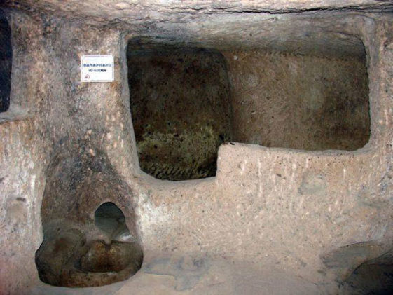 Vùng đất Cappadocia nổi tiếng với những hang động bị xói mòn và vô số ống khói cổ đại làm bằng đá núi lửa, được gọi là “ống khói nàng tiên”.
