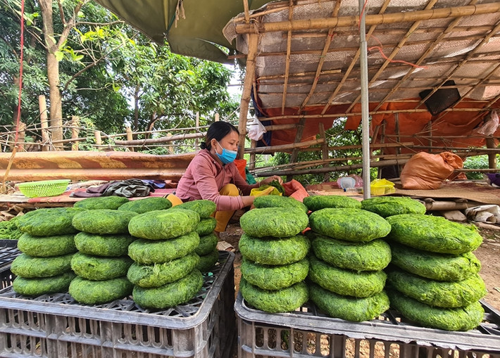 Giá của một bánh rêu đá được người dân bán với giá 10 nghìn đồng.