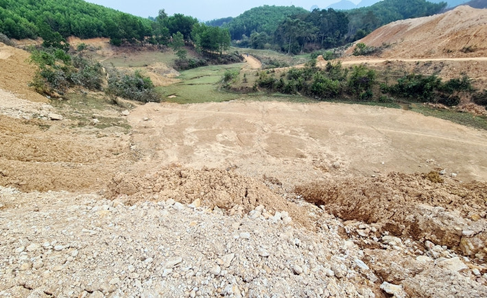 Qua kiểm tra thực tế, chủ đầu tư đang thực hiện thi công san lấp mặt bằng khu vực dự án và thi công đường, cầu vào dự án (cầu dài 9,6m, rộng 6m, cao 2,7m).