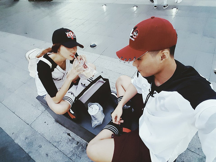 Khoảnh khắc bình dị nhưng đầy hạnh phúc này không hiếm gặp trên trang cá nhân của cả Quang Hùng và Quỳnh Châu.
