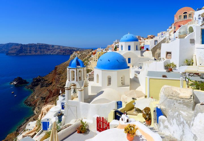 6. Ambrosia, Santorini Santorini luôn có sẵn trong danh sách những nơi được tất cả mọi người khao khát đến. Hòn đảo Hy Lạp này nổi tiếng với những vách núi đá cao chót vót, làn nước xanh trong veo tuyệt đẹp. Hãy ghé thăm nhà hàng Ambrosia để được thưởng thức cảnh đẹp kia.