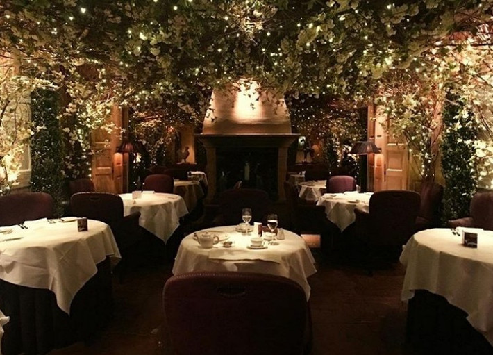 1. Clos Maggiore, London Đây là một trong số những nhà hàng lãng mạn nhất ở London, Clos Maggiore chắc chắn sẽ không làm thực khách thất vọng. Với khung cảnh giống hệt như đang lạc vào khu vườn hoa anh đào đang nở rộ, không khí ấm áp ngập tràn bên trong.