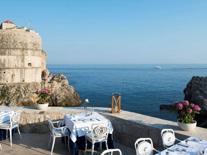 11. Nautika, Dubrovnik Nhà hàng Nautika cho phép bạn tự câu cá bên bờ biển Adriatic, các đầu bếp sẽ chế biến những chú cá bạn câu lên thành những món ăn tuyệt vời. Bên cạnh đó, không gian thoáng đãng nhìn ra biển vào ban đêm cũng rất lãng mạn.
