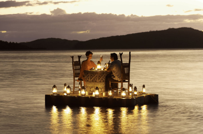 3. Turtle Island, Fiji Một nhà hàng tại khu nghỉ dưỡng ở đảo Turtle đã cung cấp một bữa ăn tối lãng mạn nhất dành cho cặp đôi yêu nhau. Hai người sẽ được ngồi trên một chiếc thuyền bằng gỗ, được trang trí bới những chiếc lồng đèn lấp lánh xung quanh.