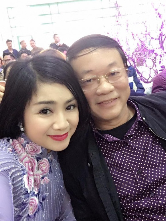 Diễn viên Thu Hà chụp một người anh đồng nghiệp trong buổi tiệc.