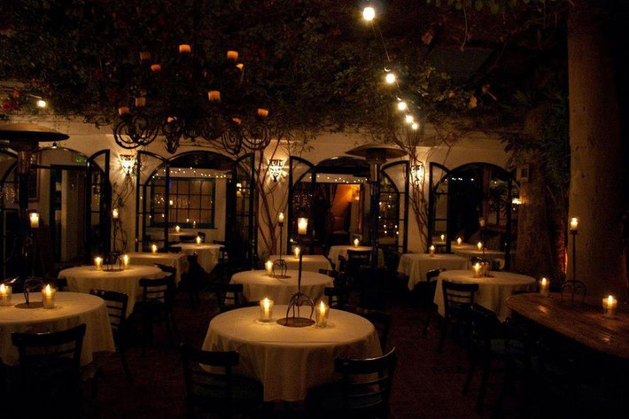 7. The little door, Los Angeles Thoát khỏi sự nhộn nhịp, xô bồ của Los Angeles, nhà hàng này sẽ mang đến cho thực khách một cảm giác mộc mạc với cách thiết kế rất trang nhã, ấm cúng. Bạn và ai đó chắc chắn sẽ có một bữa tối cực kỳ đáng nhớ ở đây.