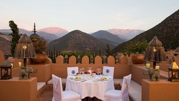 9. Kanoun, Morocco Một chuyến đi đến Morocco sẽ không trọn vẹn nếu không được nhìn thấy những dãi núi Atlas. Nhà hàng Kanoun tại khu nghỉ mát Kasbah Tamadot có khung cảnh tuyệt vời cùng với các món ăn truyền thống Ma rốc đậm đà hương vị.