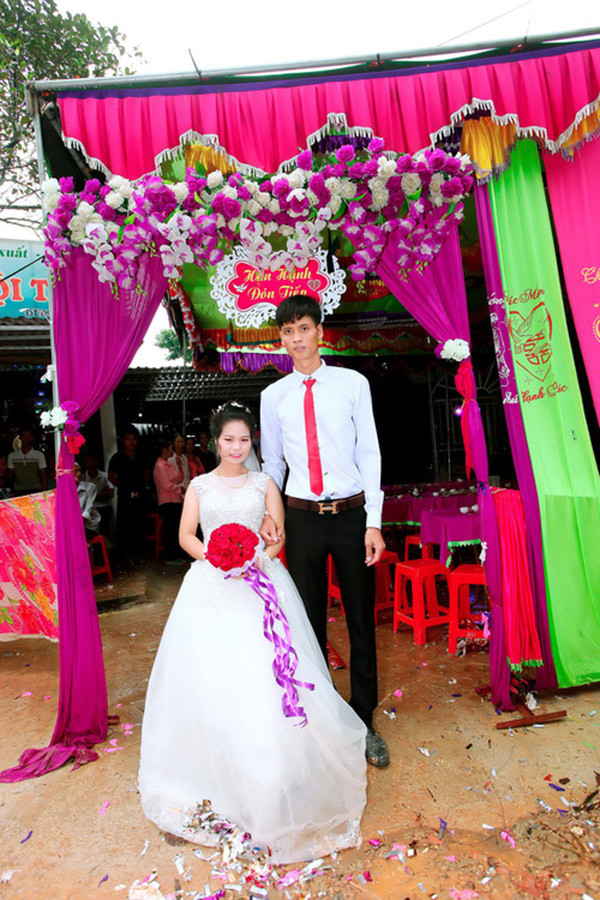 Trước đó, tại Phú Thọ đám cưới của chàng trai cao 1m83 và cô dâu 1m39 cũng được chia sẻ rất nhiều trên mạng xã hội. Điều này chứng tỏ những cặp 'đũa lệch' thường có sức hút mạnh mẽ với nhau. Chúng ta cùng chúc phúc cho những cặp đôi này nhé! Mời quý độc giả xem video Đám cưới của chú rể cao 80cm và cô dâu 165cm - Nguồn: Hóng hớt chuyện showbiz@Youtube