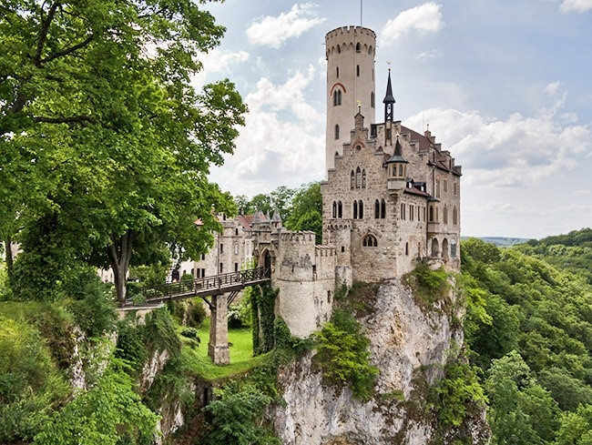 Lâu đài Lichtenstein, Đức. Lâu đài cổ tích này nằm ở độ cao 817 mét. Bên cạnh đó là những tàn tích của một pháo đài thời trung cổ, được xây dựng vào năm 1150-1200 và bị phá hủy vào cuối thế kỷ 14. Lâu đài được xây dựng vào năm 1840-1842 này hiện là nơi lưu giữ bộ sưu tập vũ khí, áo giáp và có mở cửa cho du khách tham quan.