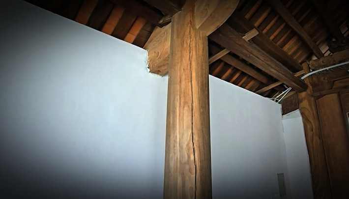 Một số trụ cột gỗ xuất hiện những vết nứt lớn kéo dài.