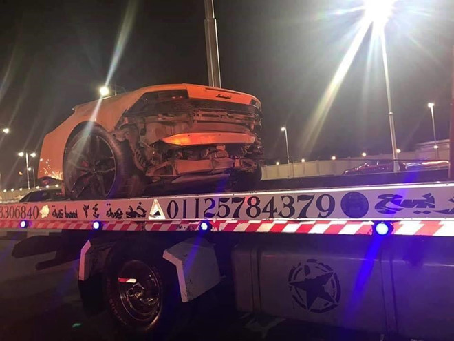 Vụ tai nạn kinh hoàng này gợi nhớ đến việc chiếc Lamborghini Aventador đứt rời ở New York cách đây vài năm sau khi đâm sầm vào gốc cây. Phần trước của chiếc Huracan bị hư hỏng nặng. Toàn bộ trục trước, kính chắn gió và một cánh cửa vỡ tan nát.