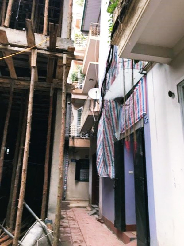 Thái độ thờ ơ, coi thường tính mạng người khác của chủ công trình số 11 ngõ 126 Hoàng Hoa Thám đang khiến người dân xung quanh rất bức xúc.