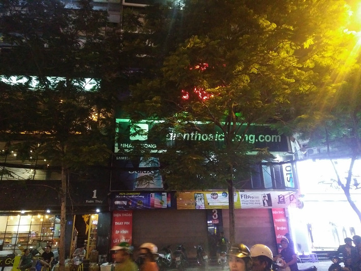 ...và khóa cửa cho đến tối. Nhiều người đi đường không khỏi tò mò việc cửa hàng đóng cửa đúng khung "giờ vàng". Vì thường mỗi buổi tối, nơi đây rất sôi động, náo nhiệt.