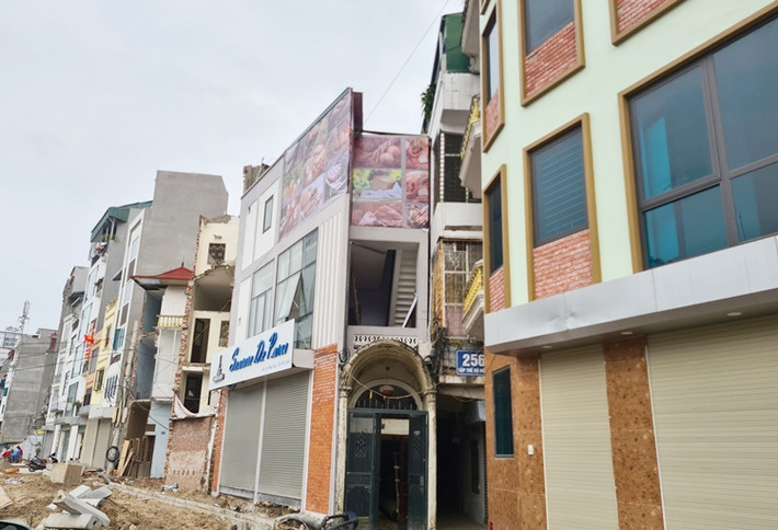 Dãy nhà vát chéo theo vỉa hè sau khi giải phóng mặt bằng để thực hiện dự án đường vành đai 2 trên cao.