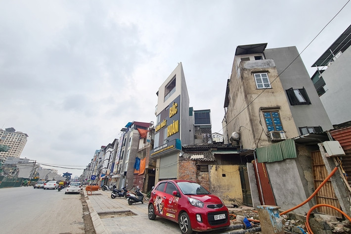 Ngôi nhà này có diện tích ban đầu là 34m2, sau khi bị cắt mất 14m2 gia chủ sửa lại để tiếp tục kinh doanh đã biến thành “siêu méo” có hình tam giác.